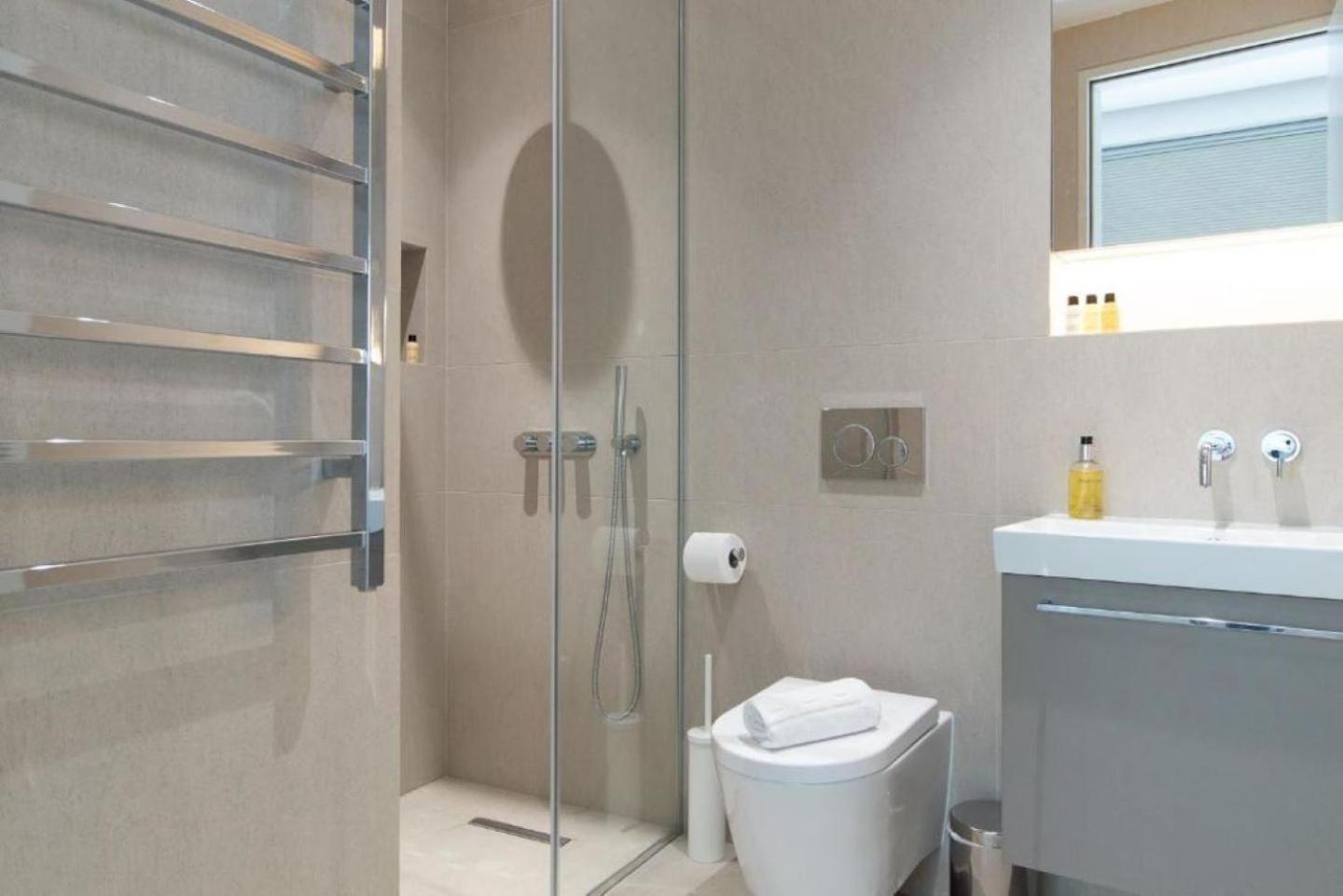 Wells Court By Aeria Apartments London Bagian luar foto